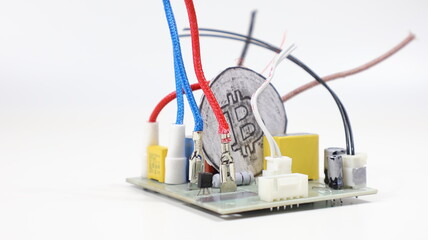 La moneta più famosa della criptovaluta popolare al mondo bitcoin con unità di controllo elettronica su sfondo bianco.
