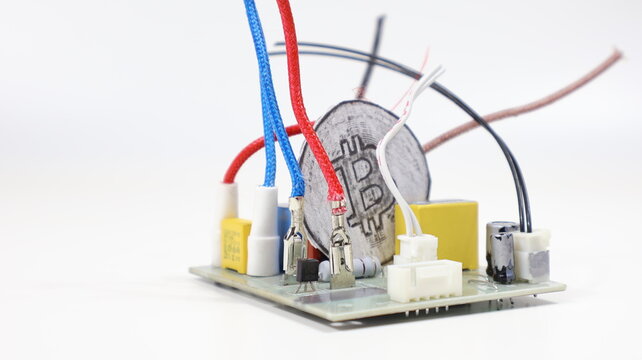 La moneta pi&ugrave; famosa della criptovaluta popolare al mondo bitcoin con unit&agrave; di controllo elettronica su sfondo bianco.