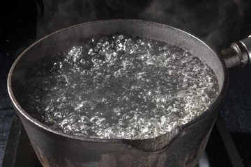 Poster 鉄鍋で沸騰したお湯を沸かすシーン © kei u