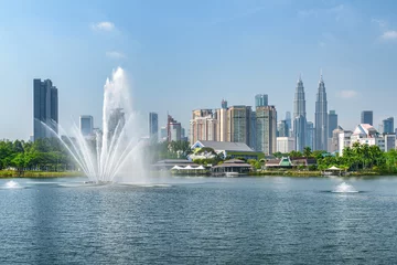 Fotobehang Awesome Kuala Lumpur skyline. Scenic lake and fountains © efired