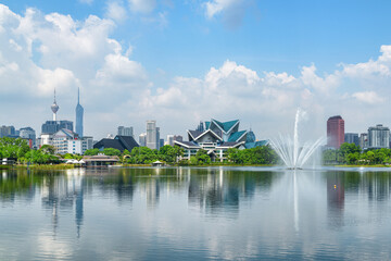 Obraz premium Awesome Kuala Lumpur skyline. Scenic lake and fountains