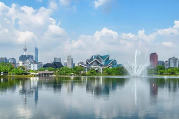 Foto op Canvas Awesome Kuala Lumpur skyline. Scenic lake and fountains © efired