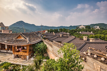대한민국 서울의 북촌한옥마을과 북악산