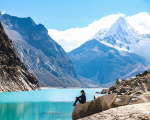 turista em mirante de frente para  na laguna parón, no parque nacional de huscarán, no peru, com...