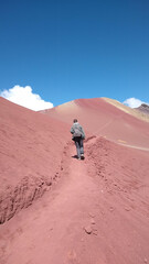 Fototapeta premium homem em caminhada com mochila nas costas no valle rojo, no peru 
