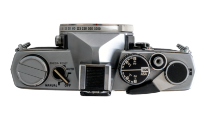 appareil photo argentique vue de dessus, boitier nu, sur fond transparent