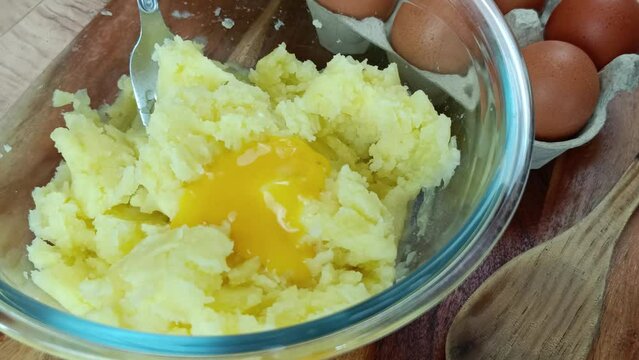 pr&eacute;paration d'une pur&eacute;e de pommes de terre, en gros plan