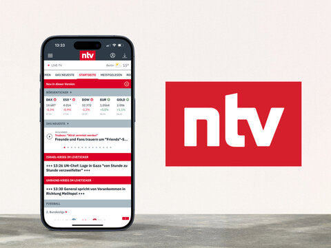 Modernes Smartphone zeigt App des deutschen Nachrichtensenders n-tv, Logo daneben, RTL, Nachrichten, Journalismus, Aktuelles, Medien, Schlagzeilen 
