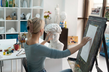 artist drawing the classic ancient bust sculpture - obrazy, fototapety, plakaty