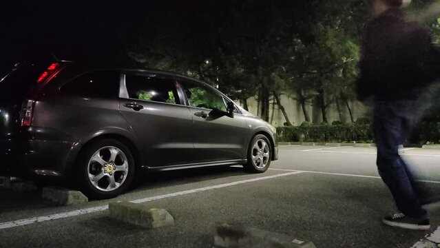 深夜　車に乗る男性