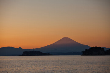 Naklejka na ściany i meble 夕日の富士山と江の島１