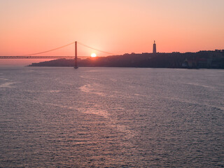 Obraz premium The 25 de Abril bridge at sunrise 2