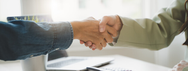 hands of agent and client shaking hands after signed contract buy new apartment. - obrazy, fototapety, plakaty