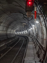 Einfahrt in den U-Bahntunnel - obrazy, fototapety, plakaty