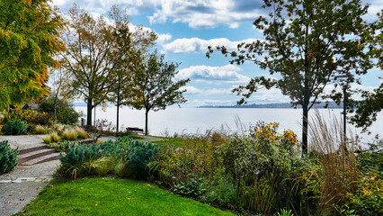 Herbststimmung an der Überlinger Uferpromenade mit Blick auf den Bodensee