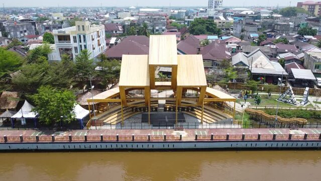 Kampung ketupat yang ada di KM 1 Banjarmasin dengan bangunan yang khas menyerupai bentuk ketupat, tempat wisata bagi para pengunjung yang ingin sambil menikmati pemandangan sungai martapura