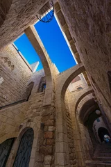 Papier Peint photo Ruelle étroite Picturesque alley with arches in the Jewish Quarter of the Jerusalem Old City
