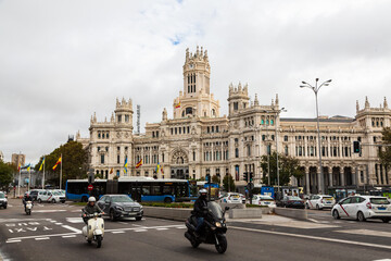 Naklejka premium Madrid, Spain - 23 November 2022: City skyline at Cibeles Fountain Town Square and traffic