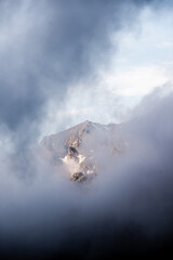 nuages autour de la montagne