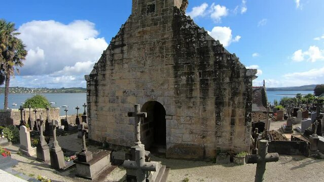 L'&eacute;glise de Land&eacute;vennec et son cimeti&egrave;re en Bretagne-France