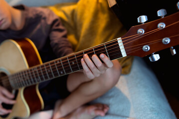 Obraz premium man playing guitar