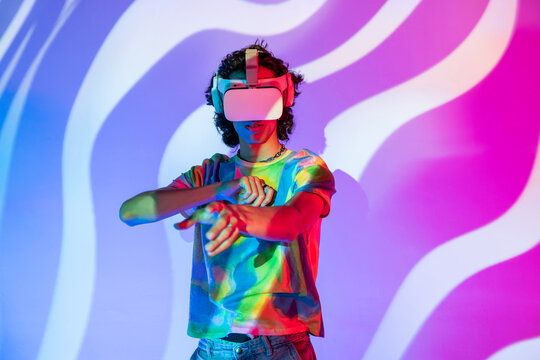 Latin man in tie-dye explores virtual reality with headset