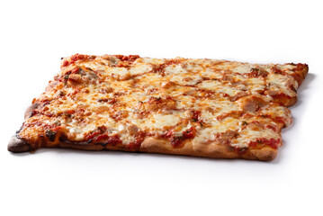 Pizza cotta in teglia al forno condita con mozzarella, sugo e pancetta, cibo italiano 