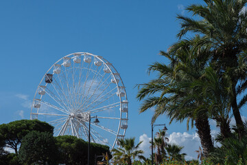 Blick auf das Riesenrad im Zentrum von Olbia, Sardinien, Italien