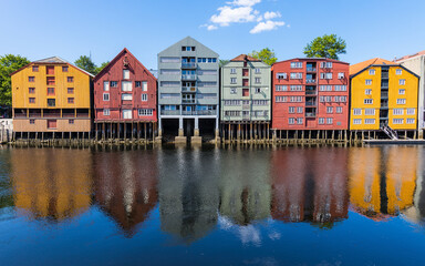 Obraz premium Trondheim city view with the famous colorful houses at the Nidelva river and the former port