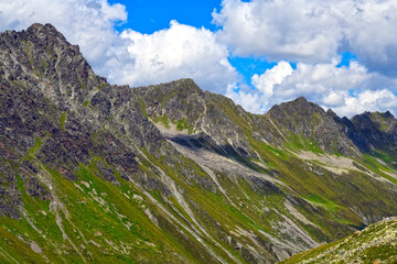 Das Lareintal mit dem Larainkamm in Tirol (Österreich)