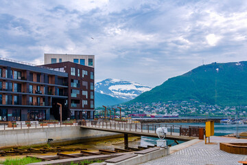 die Stadt Tromsø in Norwegen am Polarkreis mit herrlichen Bauten am Fjord und einem botanischen...