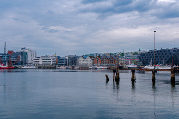 die Stadt Troms&oslash; in Norwegen am Polarkreis mit herrlichen Bauten am Fjord und einem botanischen Garten