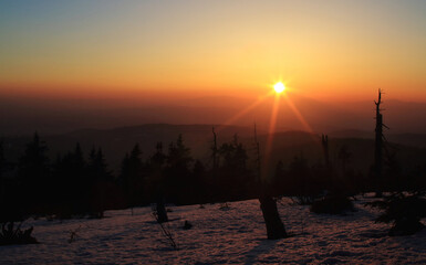 Zachód słońca w górach zimą