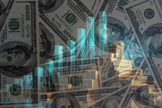 Billetes de 100 dólares con un gráfico de barras mostrando crecimiento económico y lingotes de oro