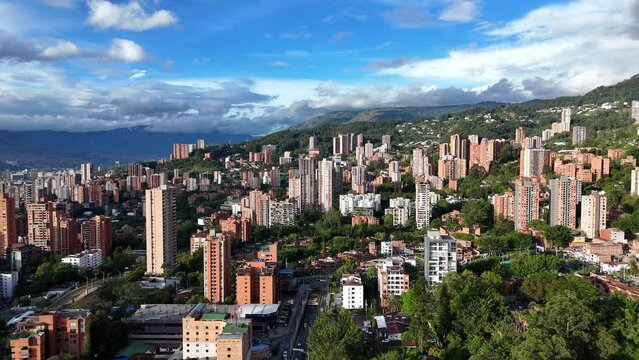 Video aéreo sobre El Poblado, Medellín, Antioquia, Colombia