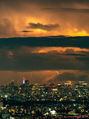 雷雲に包まれる東京の望遠風景