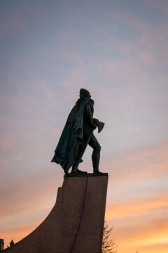 Photo of the Leifur Eir&iacute;ksson monument against a colorful sunset sky in Reykjav&iacute;k, Iceland, September 2022