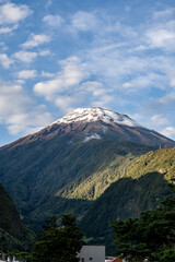 Naklejka premium Beautiful view of the volcanoes in the city of Banos, Ecuador. Amazing sunset.