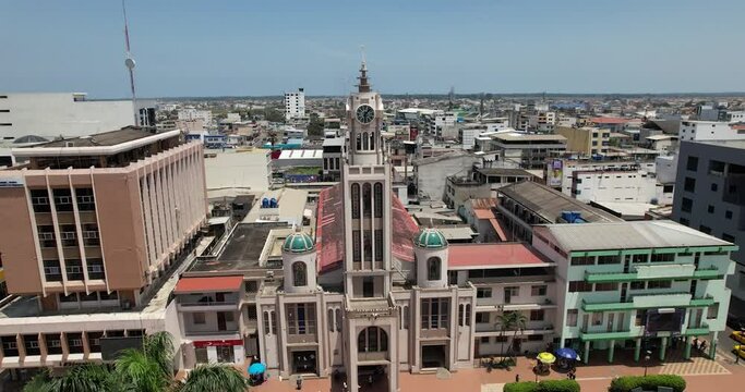 Vista a&eacute;rea de la iglesia en Machala, Parque Juan Montalvo. Vista de drones alej&aacute;ndose de la iglesia.