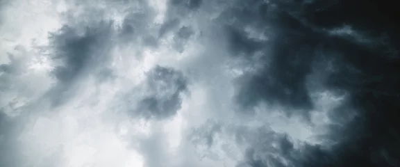 Foto op Aluminium Dramatic cloudscape texture. Dark heavy thunderstorm clouds before rain. Overcast rainy bad weather. Storm warning. Natural gray background of cumulonimbus. Nature backdrop of stormy cloudy sky. © Daniil