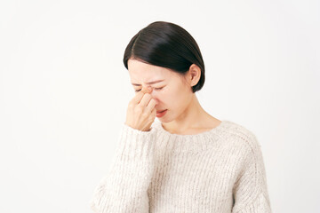 眼精疲労の中年女性　白背景