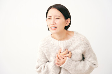 動悸がする中年女性　白背景