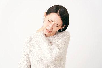 動悸がする中年女性　白背景