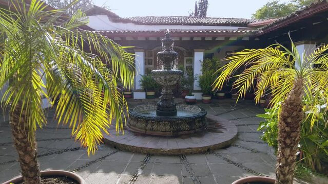 Hermosa ca&iacute;da de agua en una fuente de cantera con piedra y cenefa