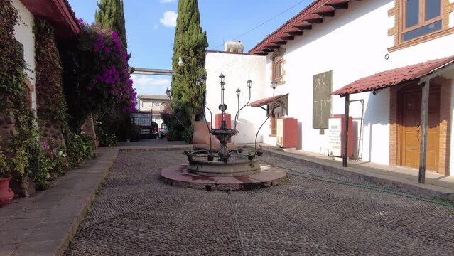 Hermosa ca&iacute;da de agua en una fuente de cantera con piedra y cenefa