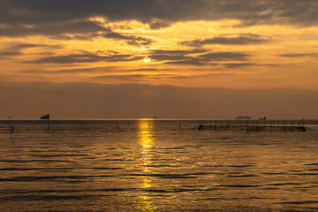 Naklejka premium 雲の多い朝の空と海20170101