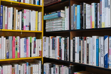 오래된 서점의 책꽂이, 오래된 책들 old bookstore and old books