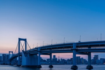 マジックアワーのレインボーブリッジと東京都心の都市風景