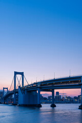 Fototapeta na wymiar マジックアワーのレインボーブリッジと東京都心の都市風景