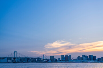 マジックアワーのレインボーブリッジと東京都心の都市風景